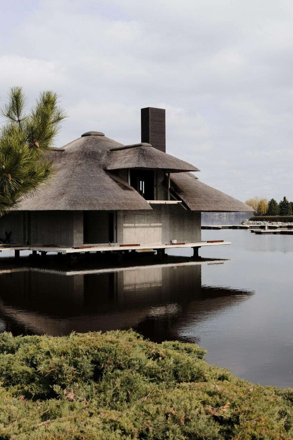 Lakefront property design